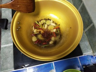 6、麻辣土豆鸡块,锅内放油烧热先放入花椒炸香，再放入葱姜蒜炒香，加入豆瓣酱，如果觉得麻辣味不够的可以加入火锅料炒出香味