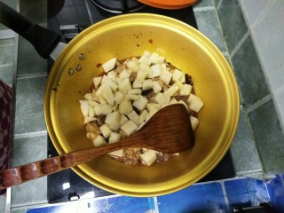 8、麻辣土豆鸡块,土豆控水放入锅内翻炒