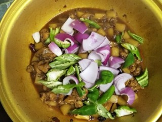 11、麻辣土豆鸡块,汤汁收的差不多加入青椒，洋葱翻炒一下，闷1分钟，加少许鸡精