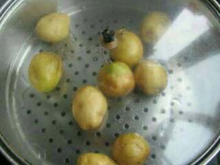 1、香烤土豆串,小土豆浸泡洗净，放入蒸锅中蒸熟。