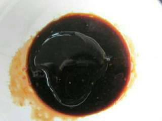 4、香烤土豆串,取一个小碗加入烤肉酱，和一些色拉油拌匀。