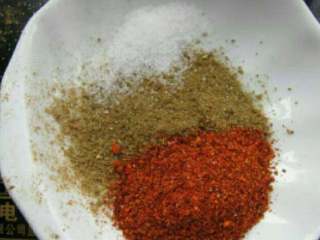 7、香烤土豆串,盐，孜然粉，辣椒粉混合备用。