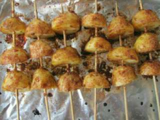 8、香烤土豆串,烤好的土豆串上配置好的调料，再放入烤箱2分钟即可取出食用！