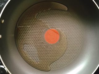 7、萝卜丝煎饼,放少许油 致小火