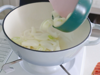 1、部队火锅,起锅热油，倒入洋葱煸炒出香味