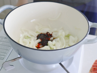 2、部队火锅,倒入1袋火鸡面调料包，翻炒均匀