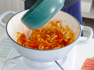 3、部队火锅,加入少许清水没过洋葱