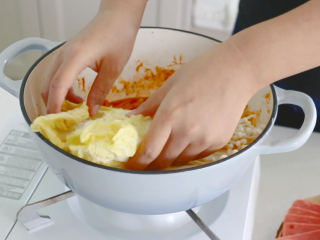 5、部队火锅,放入娃娃菜