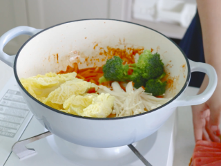 6、部队火锅,放入西蓝花