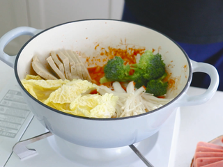 7、部队火锅,放入豆腐