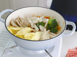 8、部队火锅,放入年糕