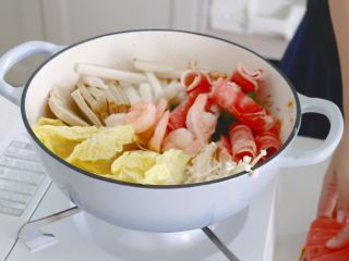 10、部队火锅,放入虾仁