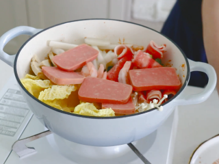 11、部队火锅,放入火腿