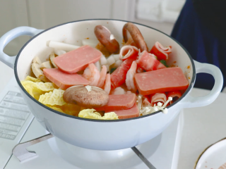 12、部队火锅,放入香菇