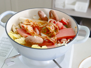 13、部队火锅,放入辣白菜