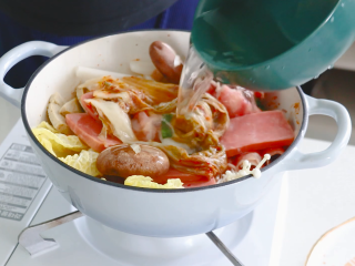 14、部队火锅,倒入清水没过食材