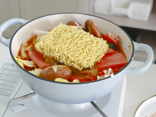 15、部队火锅,放入一块方便面