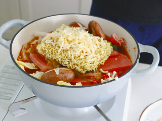 16、部队火锅,撒上1大把芝士碎