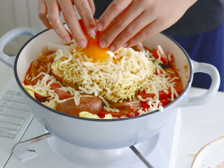 17、部队火锅,在面饼上打上一颗鸡蛋