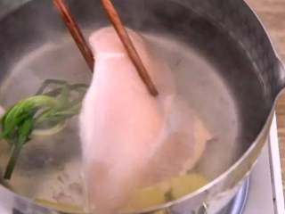 1、水果入菜，风味绝妙——酸辣芒果鸡丝,葱姜水烧开，倒入料酒，下鸡胸肉