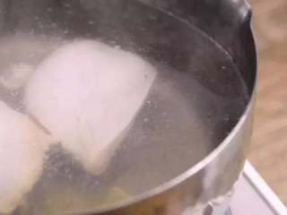 2、水果入菜，风味绝妙——酸辣芒果鸡丝,煮开后，转微火继续煮10分钟 