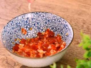 3、水果入菜，风味绝妙——酸辣芒果鸡丝,碗中倒入蒜末、剁椒，捣匀，再挤入青柠汁，备用 