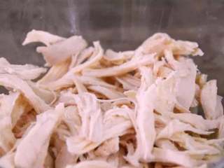 4、水果入菜，风味绝妙——酸辣芒果鸡丝,鸡胸肉煮好过凉水，撕成丝备用 