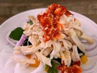 5、水果入菜，风味绝妙——酸辣芒果鸡丝,淋上酱料，搅拌均匀 