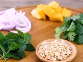 6、水果入菜，风味绝妙——酸辣芒果鸡丝,将配菜配齐摆盘