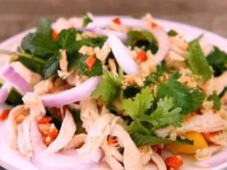 7、水果入菜，风味绝妙——酸辣芒果鸡丝,撒上花生碎即可 