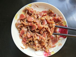 2、辣炒鸡胗,买的切好的鸡胗，放盐，料酒，五香粉，辣椒粉腌制30分钟以上。