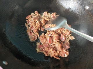 7、辣炒鸡胗,放入腌制好的鸡胗，大火爆炒。