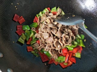 11、辣炒鸡胗,倒入鸡胗，翻炒。