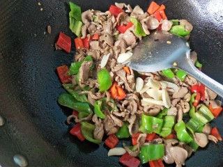 12、辣炒鸡胗,放大蒜，翻炒。