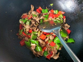 13、辣炒鸡胗,放入味极鲜酱油，鸡精，胡椒粉，翻炒均匀。