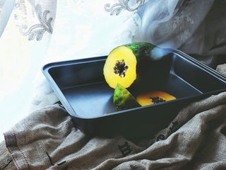 1、木瓜椰奶冻,将木瓜切开一个口