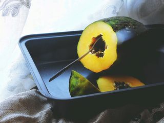 2、木瓜椰奶冻,勺子伸进去转几圈