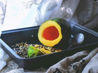 3、木瓜椰奶冻,挖掉中间的籽