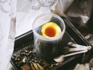 4、木瓜椰奶冻,放入一个能立住的容器中，冷藏备用