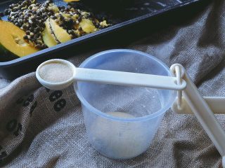 5、木瓜椰奶冻,将吉利丁粉放入杯中