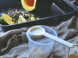 6、木瓜椰奶冻,加少量椰奶泡开，备用