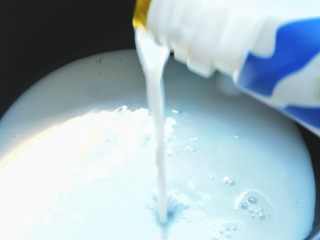 7、木瓜椰奶冻,锅中倒入椰奶
