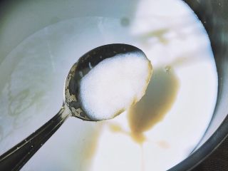 11、木瓜椰奶冻,加入泡好的吉利丁粉，搅拌均匀