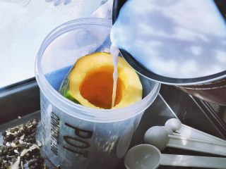 12、木瓜椰奶冻,将椰奶倒入木瓜中