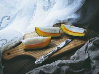 14、木瓜椰奶冻,冷藏好的木瓜取出，切开