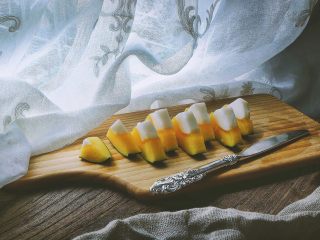 15、木瓜椰奶冻,再切成小块食用，冰冰凉凉的口感很清爽，天热时吃很解暑