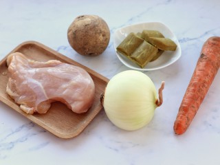 1、鸡肉咖喱饭,准备好所需食材