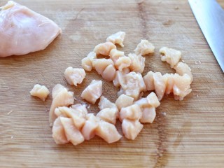 2、鸡肉咖喱饭,鸡胸肉洗净，剔去筋膜切成小丁