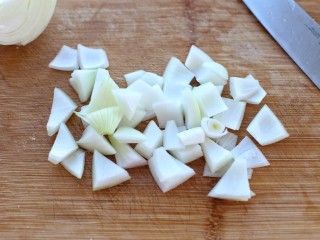 4、鸡肉咖喱饭,洋葱切小片备用