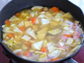 7、鸡肉咖喱饭,添入清水没过锅中食材